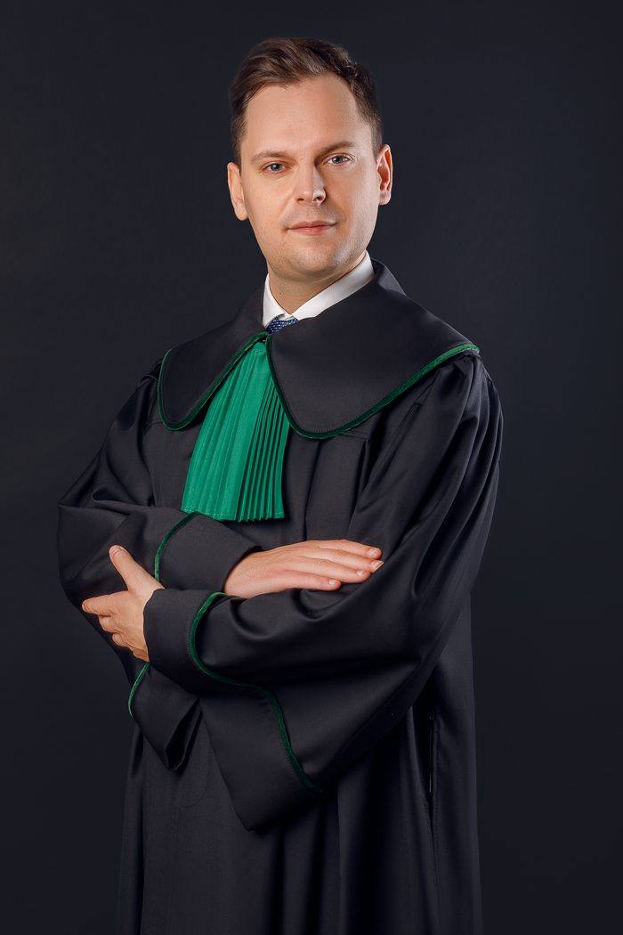 Adwokat Piotr Zabielski w todze adwokackiej